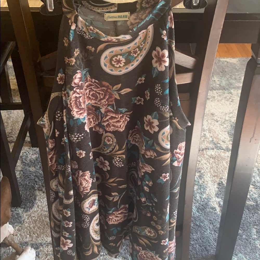 Cold shoulder paisley